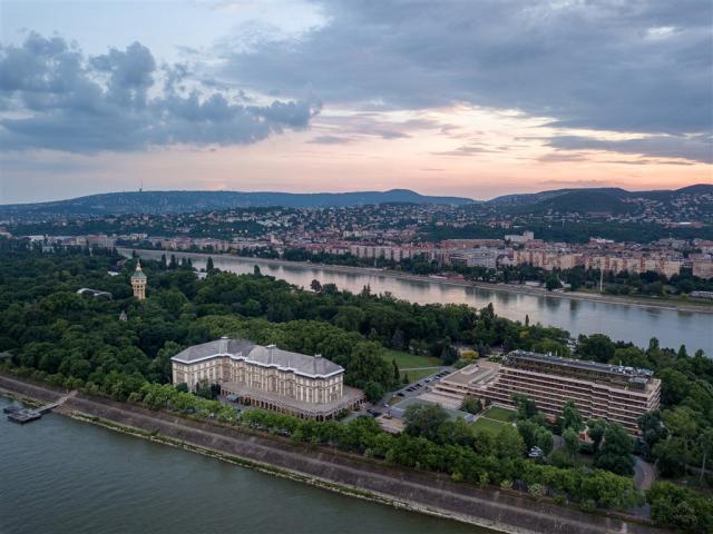 hotel-thermal-margaret-island-madarsko-budapest-pohled-na-hotel
