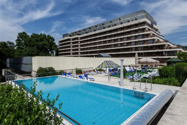 hotel-thermal-margaret-island-madarsko-budapest-venkovni-bazen.