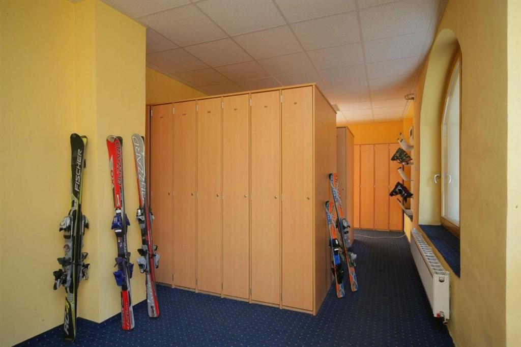 hotel-lesana-ceska-republika-spindleruv-mlyn-uschovna-lyzi.jpg