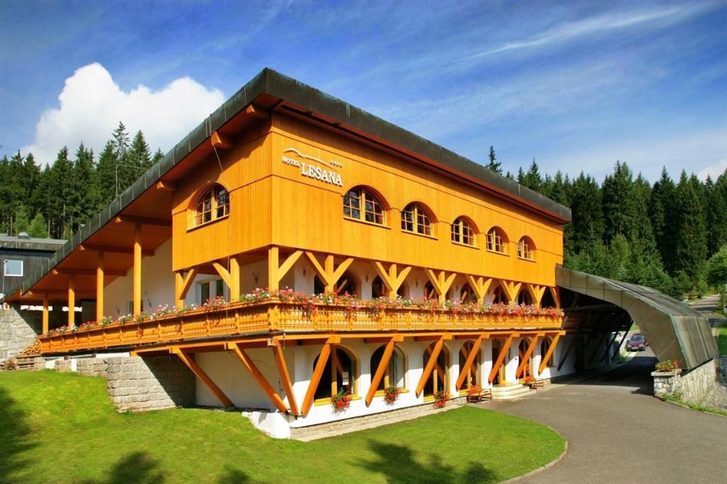 hotel-lesana-ceska-republika-spindleruv-mlyn-pohled-na-hotel.jp