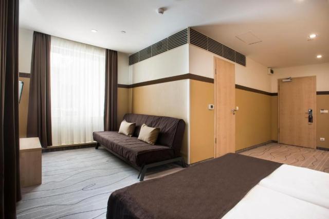 hotel-promenade-madarsko-budapest-dvouluzkovy-pokoj-s-pristylko