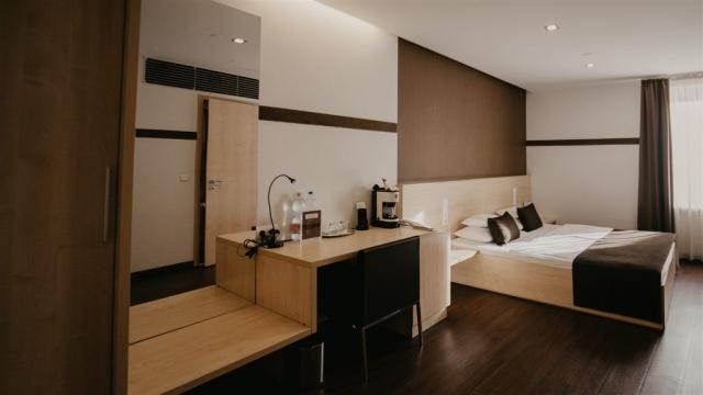 hotel-promenade-madarsko-budapest-dvouluzkovy-pokoj-s-pristylko
