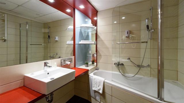 hotel-promenade-madarsko-budapest-dvouluzkovy-pokoj-s-pristylko