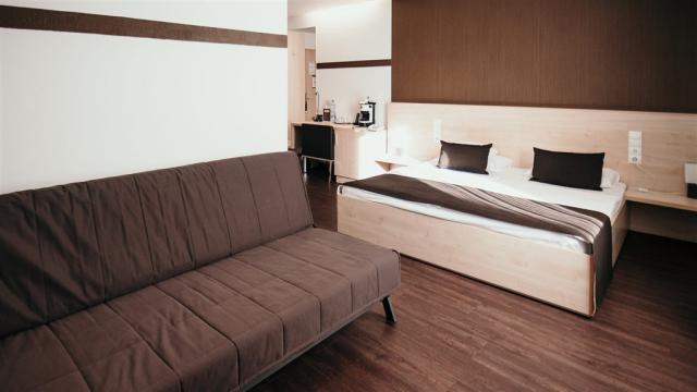 hotel-promenade-madarsko-budapest-dvouluzkovy-pokoj-s-pristylko
