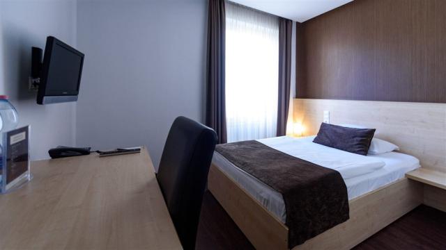 hotel-promenade-madarsko-budapest-jednoluzkovy-pokoj.jpg