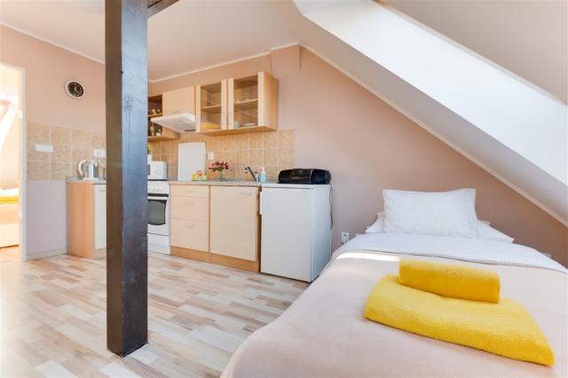 Apartmany-prosperita-praha-apt2-kuchynsky-kout-postel.jpg