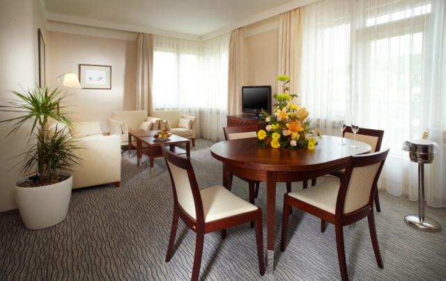 hotel-alexandria-ceska-republika-luhacovice-pokoj-posezeni.jpg