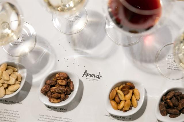 wellness-hotel-amande-hustopece-pohled-na-servirovani.jpg
