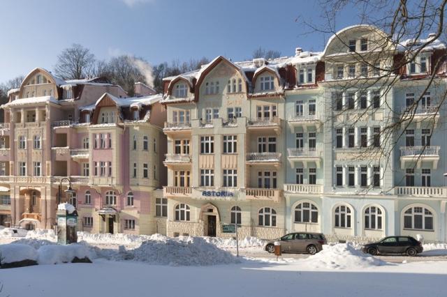 hotel-astoria-ceska-republika-jachymov-pohled-na-hotel-v-zime.j