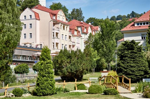 hotel-astoria-ceska-republika-jachymov-pohled-na-hotel-a-park.j