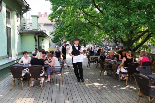 hotel-central-klatovy-venkovni-posezeni.jpg