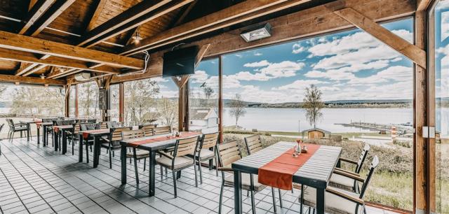hotel-resort-relax-lipno-uvos-regata-gril-bar.png