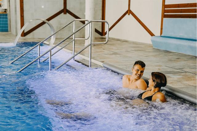 hotel-resort-relax-lipno-bazen-hotel-relax.png