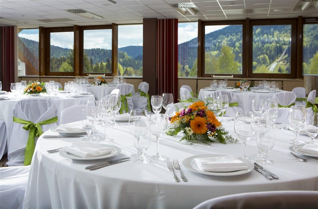 orea-resort-sklar-harrachov-jidelni-stoly.jpg