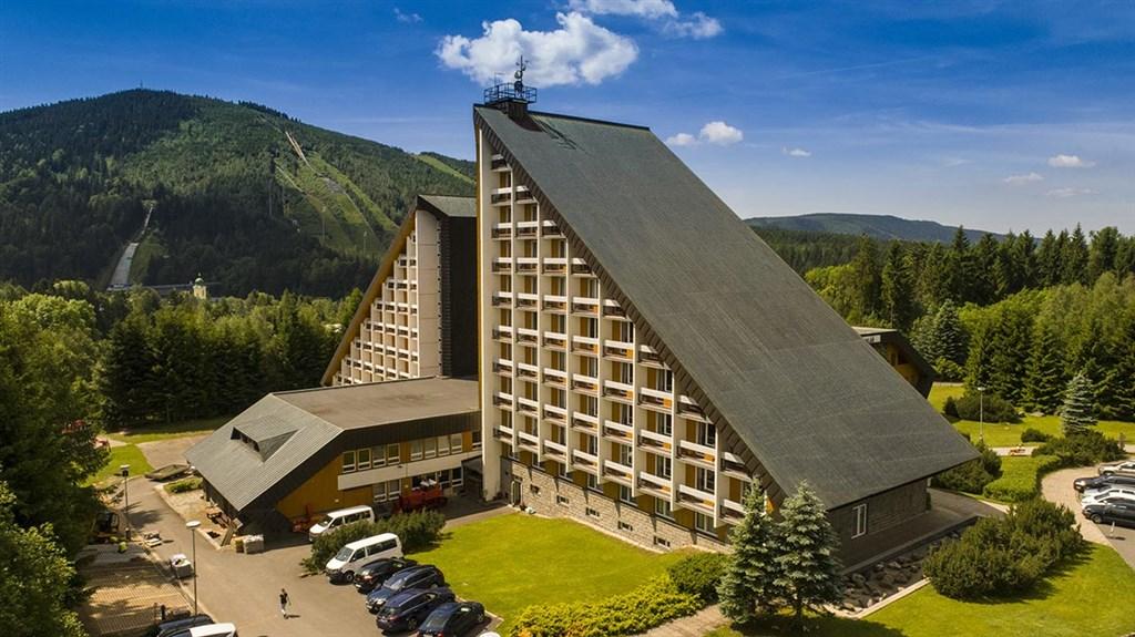 hotel-sklar-harrachov-pohled-na-hotel-2.jpg