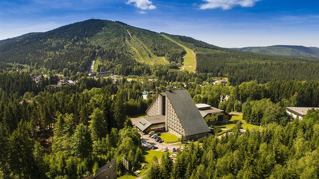hotel-sklar-harrachov-pohled-na hotel.jpg