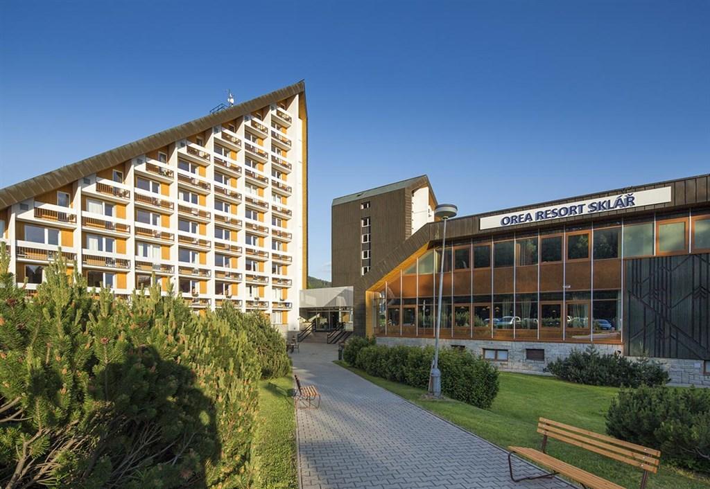 hotel-sklar-harrachov-pohled-na-hotel-5.jpg