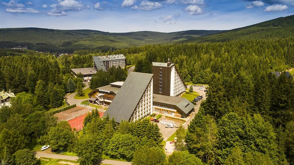hotel-sklar-harrachov-pohled-na-hotel-3.jpg