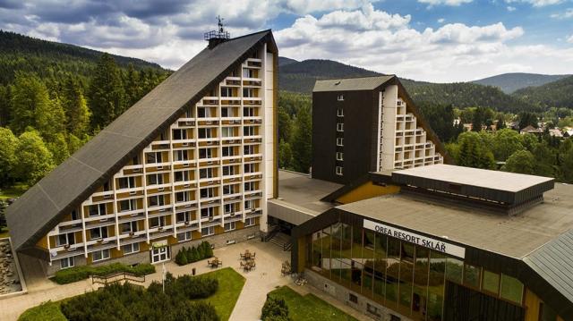 hotel-sklar-harrachov-pohled-na-hotel-4.jpg
