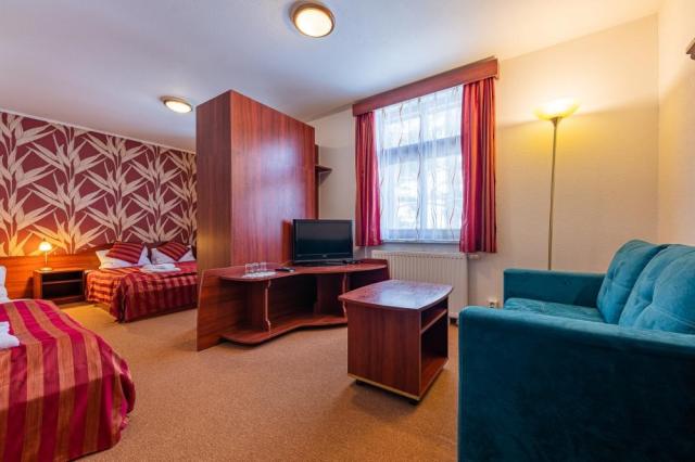 hotel-stara-posta-bela-pod-pradedem-třílůžkový s přistýlkou.jpg