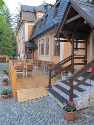 hotel-stara-posta-bela-pod-pradedem-pohled-na-hotel-2.jpg
