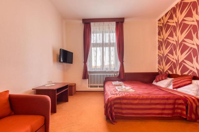 hotel-stara-posta-bela-pod-pradedem-dvoulůžkový s přistýlkou.jp