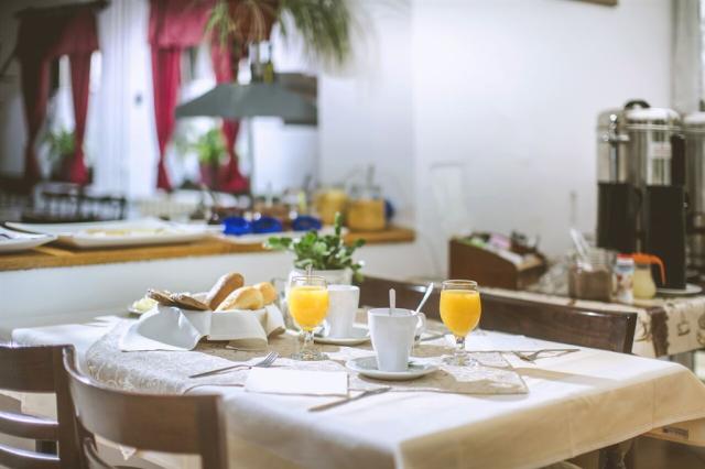 hotel-apartman-buk-bk03-jidelna2.jpg