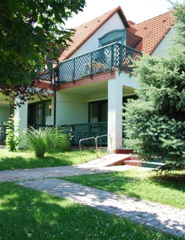 penzion-bacchus-madarsko-eger-pohled-na-penzion (3).jpg