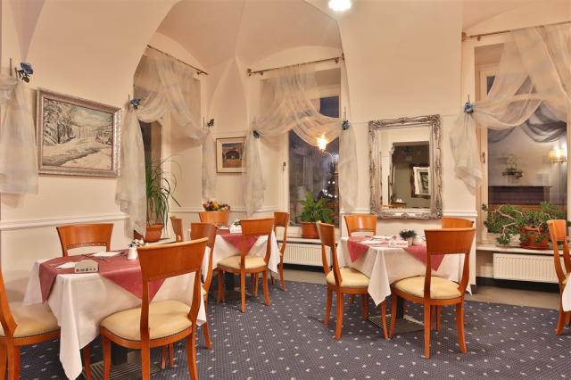 Spa-Hotel-Belvedere-Marianske-Lazne-Cesko-restaurace (2).jpg