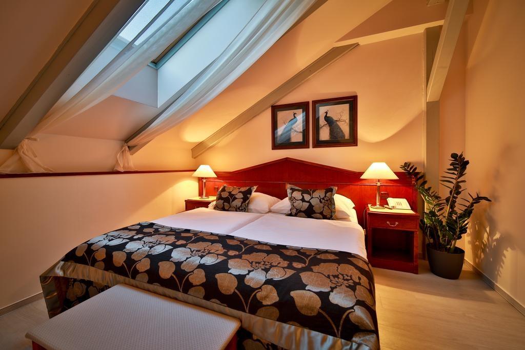hotel-carlton-praha-cesko-praha-dvouluzkovy-pokoj-2.jpg