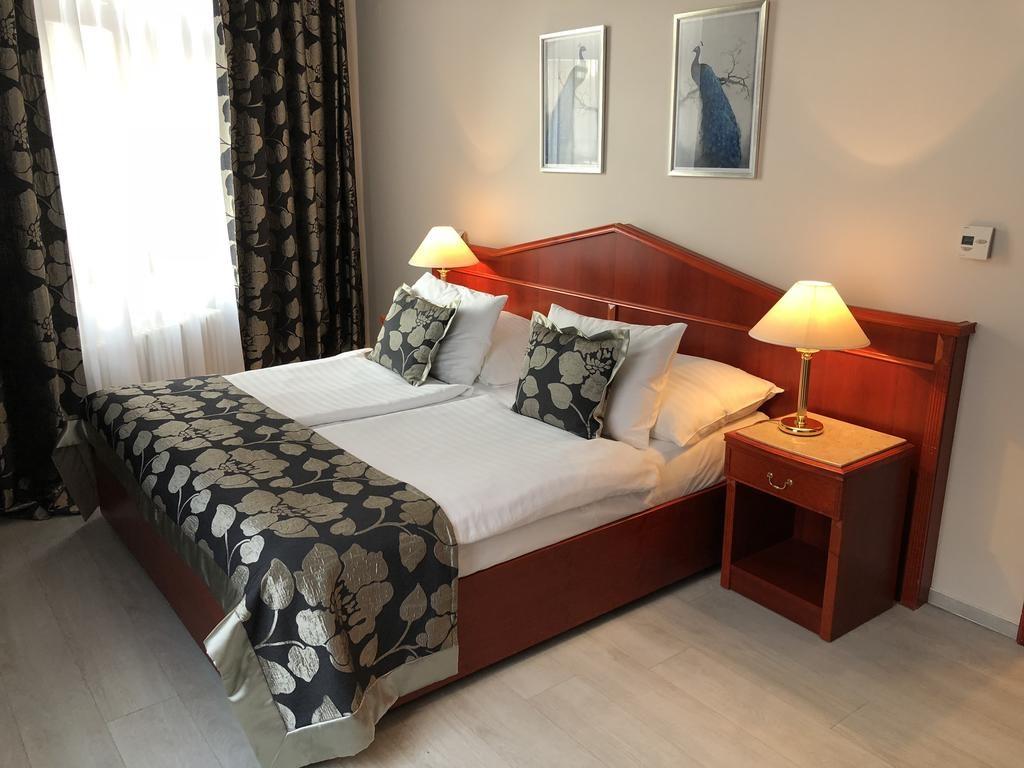 hotel-carlton-praha-cesko-praha-dvouluzkovy-pokoj-4.jpg