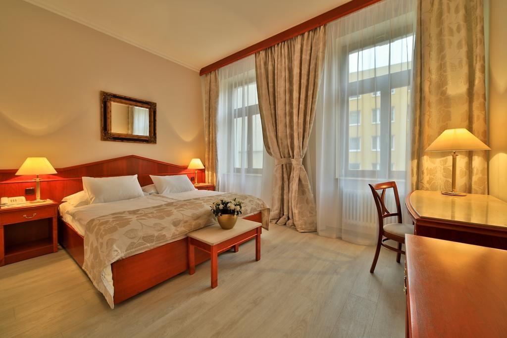 hotel-carlton-praha-cesko-praha-dvouluzkovy-pokoj-3.jpg