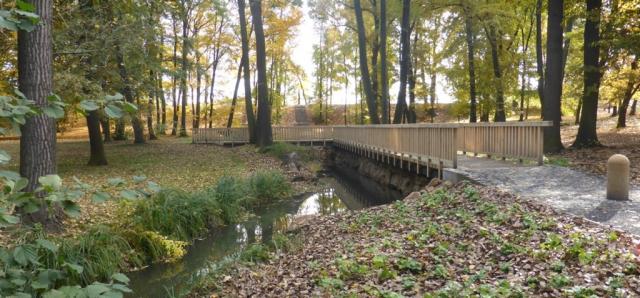 Zámecký park Dolní Počernice.jpg