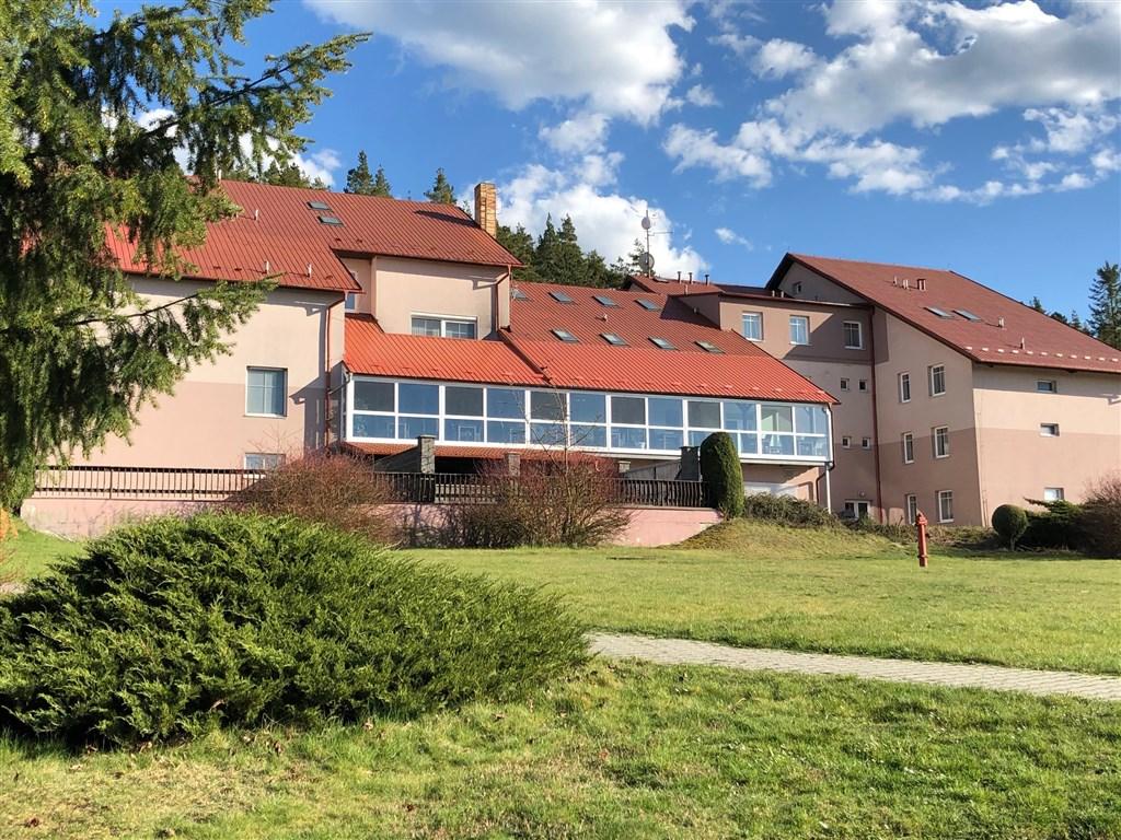hotel-jesenice-ceska-republika-jesenice-pohled-na-hotel.jpg