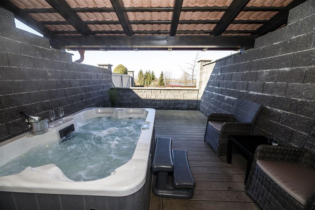 hotel-jesenice-ceska-republika-jesenice-venkovni-virivka (2).jp