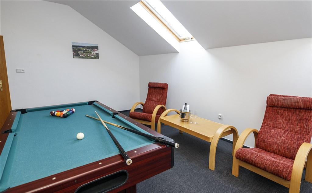 hotel-jesenice-ceska-republika-jesenice-zabavni-mistnost (2).jp