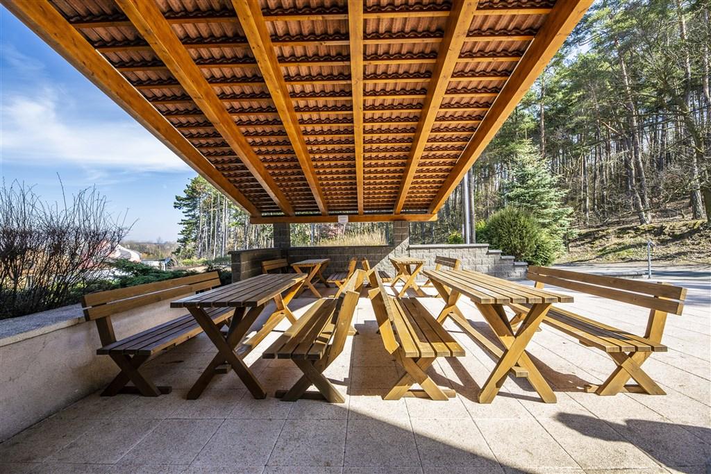 hotel-jesenice-ceska-republika-jesenice-venkovni-posezeni.jpg