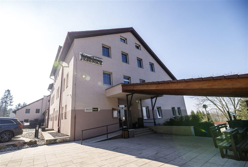 hotel-jesenice-ceska-republika-jesenice-pohled-na-hotel-parkovi