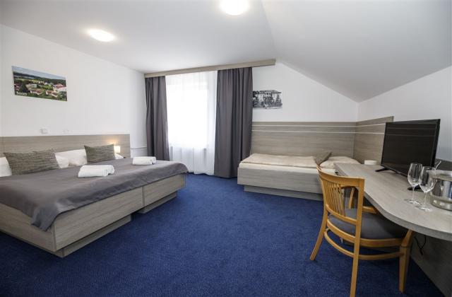 hotel-jesenice-ceska-republika-jesenice-triluzkovy-pokoj (2).jp