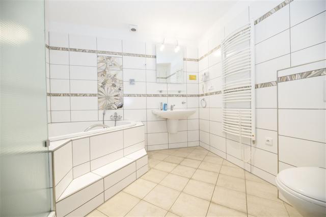 hotel-jesenice-ceska-republika-jesenice-apartman-koupelna.jpg