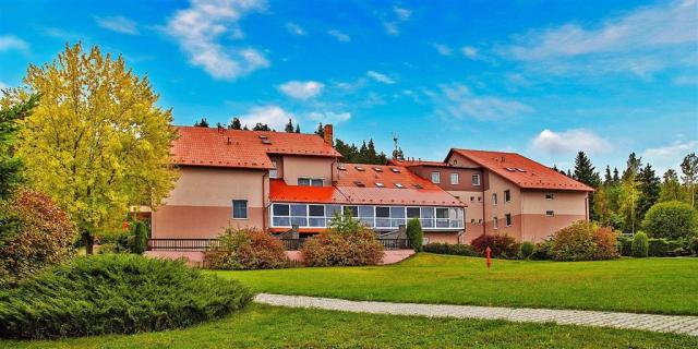 hotel-jesenice-ceska-republika-jesenice-pohled-na-hotel (2).jpg