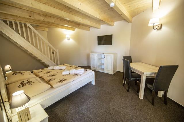 hotel-jesenice-ceska-republika-jesenice-ubytovani-smouli-houbic