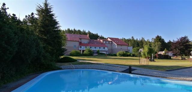 hotel-jesenice-ceska-republika-jesenice-pohled-na-hotel-bazen.j