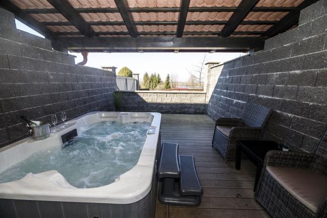 hotel-jesenice-ceska-republika-jesenice-venkovni-virivka (2).jp