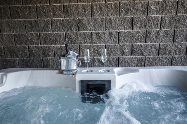 hotel-jesenice-ceska-republika-jesenice-venkovni-virivka (4).jp