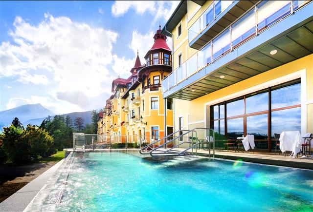 grandhotel-praha-slovensko-tatranska-lomnica-pohled-na-bazen.jp