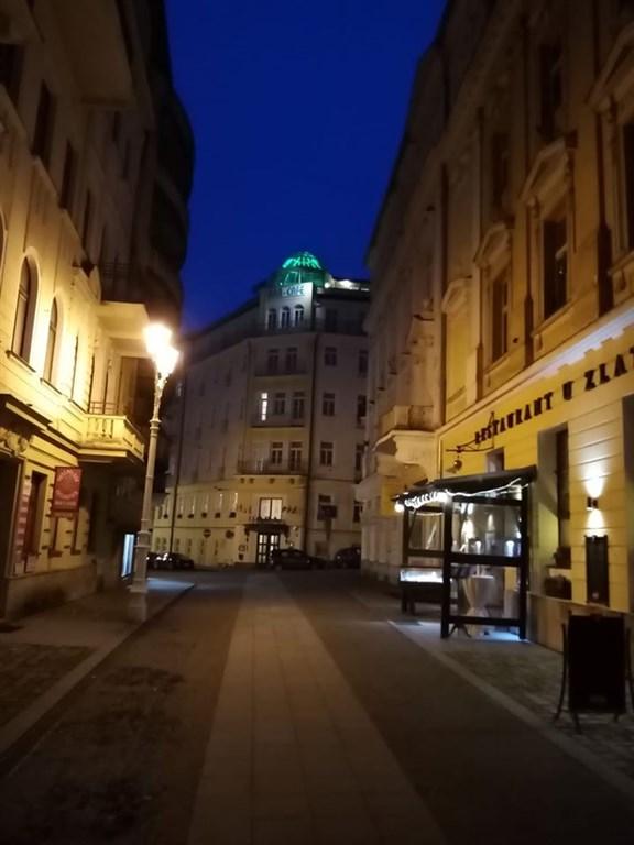 hotel-flora-cesko-marianske-lazne-celkovy-pohled-na-hotel-nocni