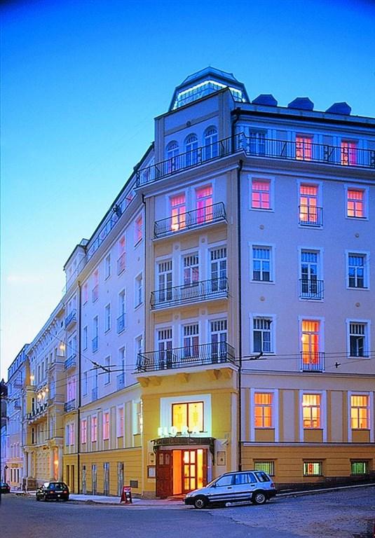 hotel-flora-cesko-marianske-lazne-celkovy-pohled-na-hotel-vecer