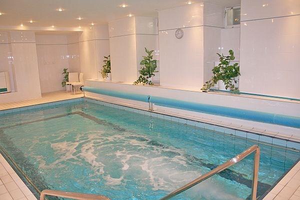 hotel-flora-cesko-marianske-lazne-hotel-maxim-bazen-s-protiprou