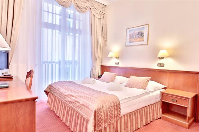 Spa-Hotel-Olympia-Karlovy-Vary-Cesko-pokoj-superior (6).jpg